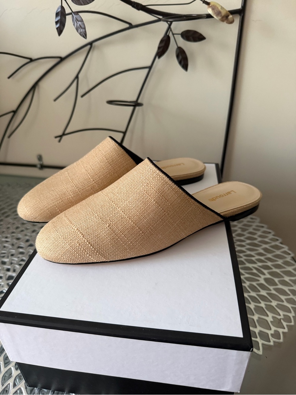 Larroude Venice Flat Mule In Beige Raffia and Leather w Black Trim Size 7.5 NIB - Picture 13 of 16